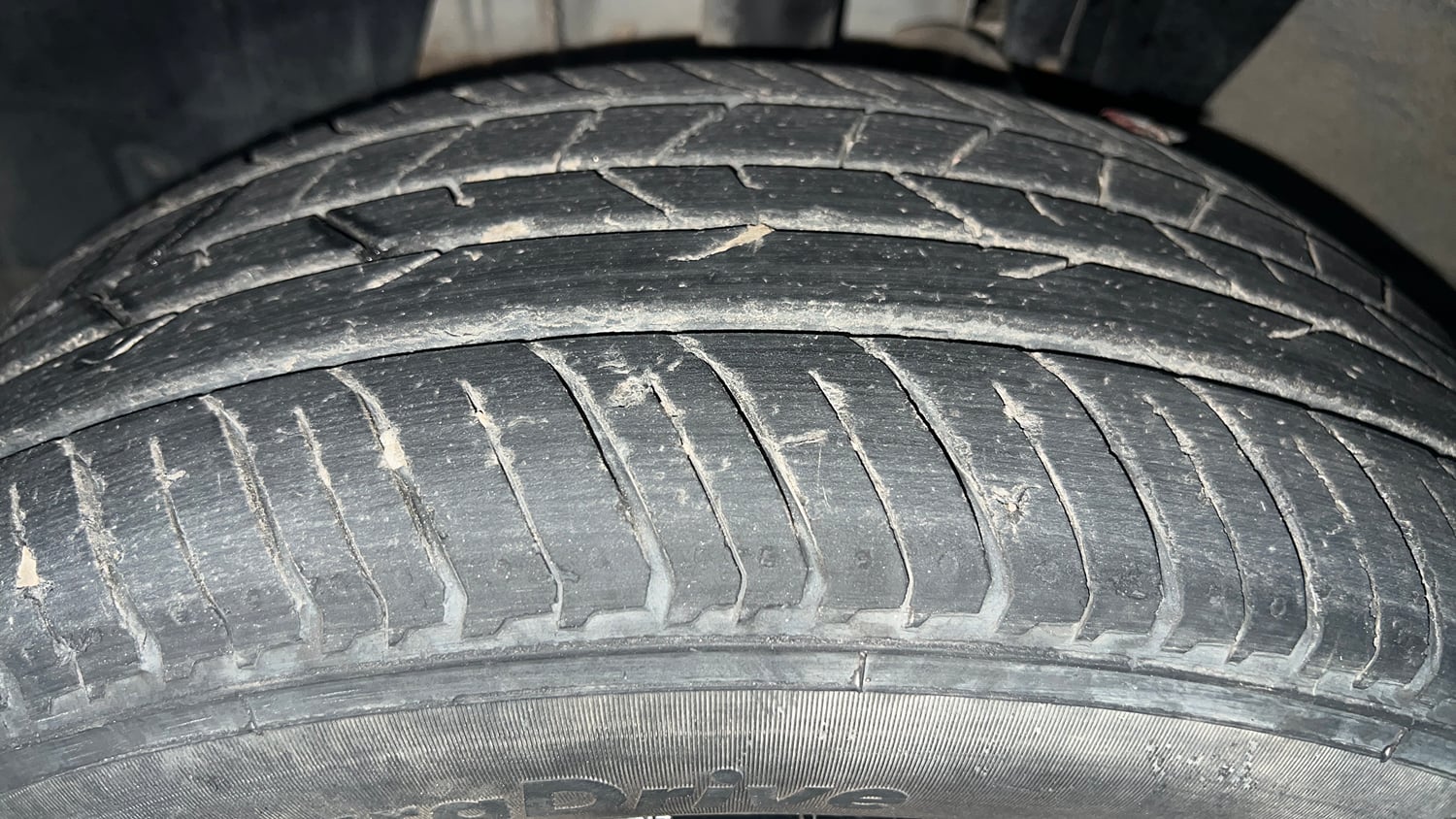 Used 2022 Renault Kiger RXT (O) MT Petrol Manual tyres LEFT FRONT TYRE TREAD VIEW