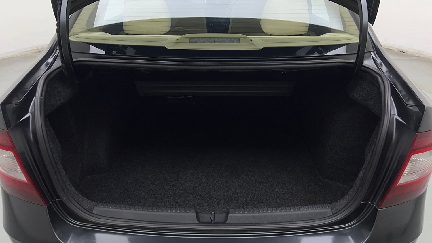 Used 2018 Skoda Rapid Style 1.6 MPI Petrol Manual interior DICKY INSIDE VIEW