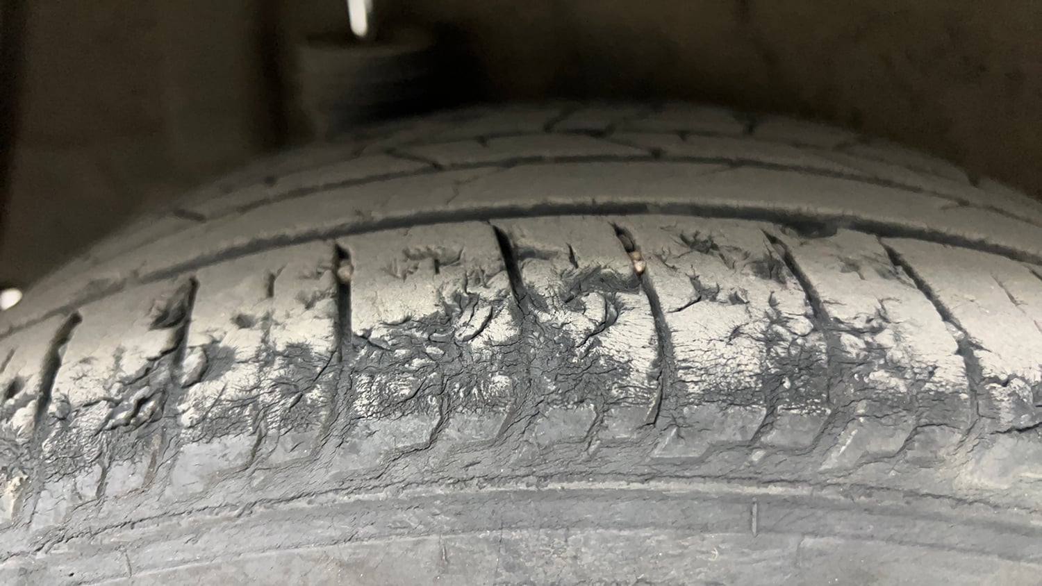 Used 2019 Hyundai Verna SX (O) 1.6 CRDi  AT Diesel Automatic tyres RIGHT REAR TYRE TREAD VIEW