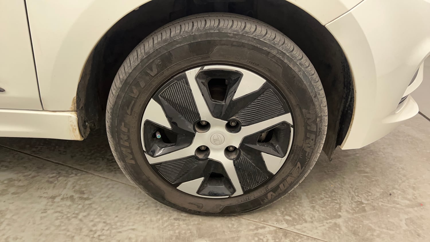 Used 2025 Tata Tigor XZA Plus iCNG Cng Automatic tyres RIGHT FRONT TYRE RIM VIEW