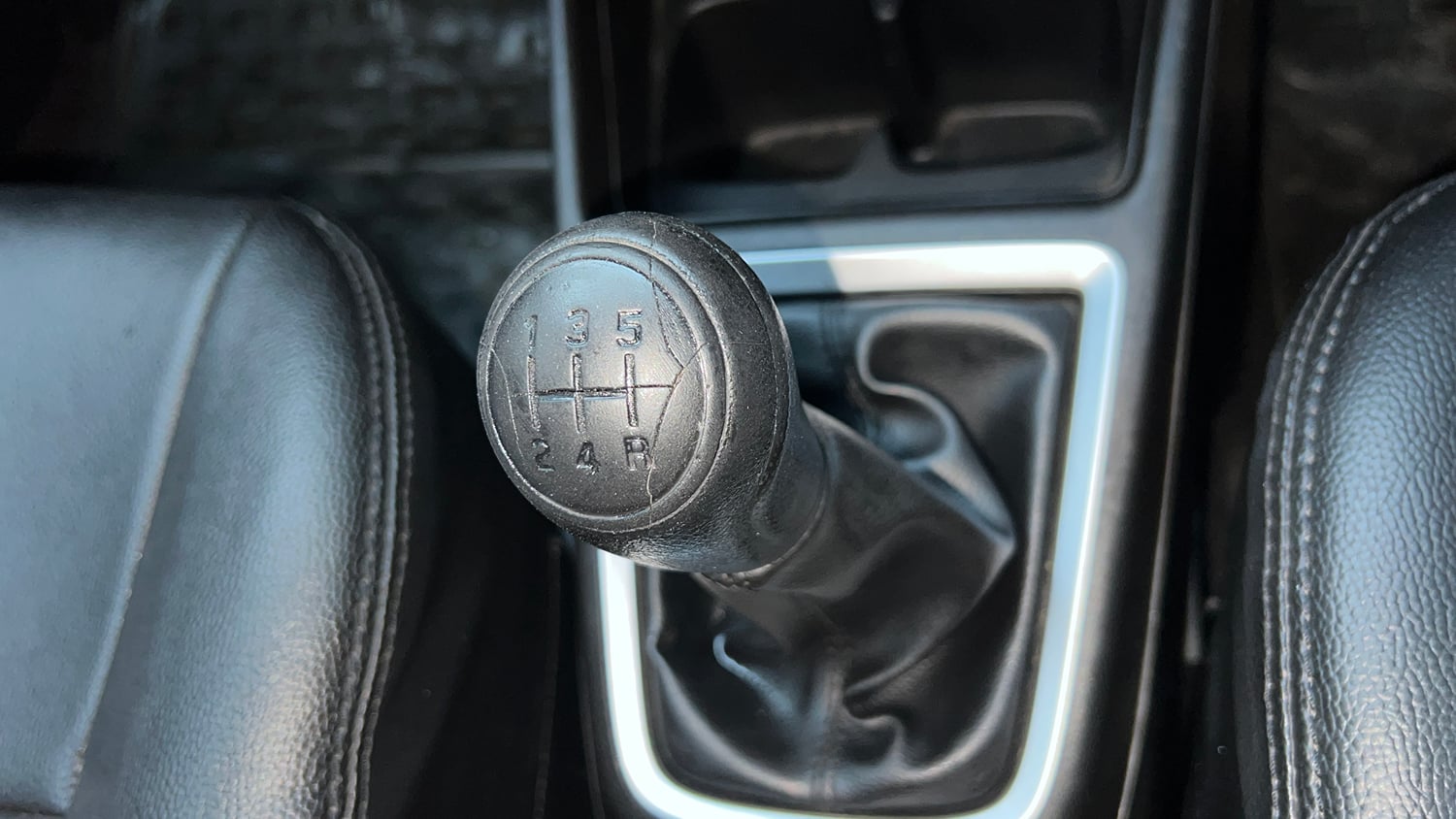 Used 2018 Maruti Suzuki Swift LXi Petrol Manual interior GEAR  KNOB VIEW