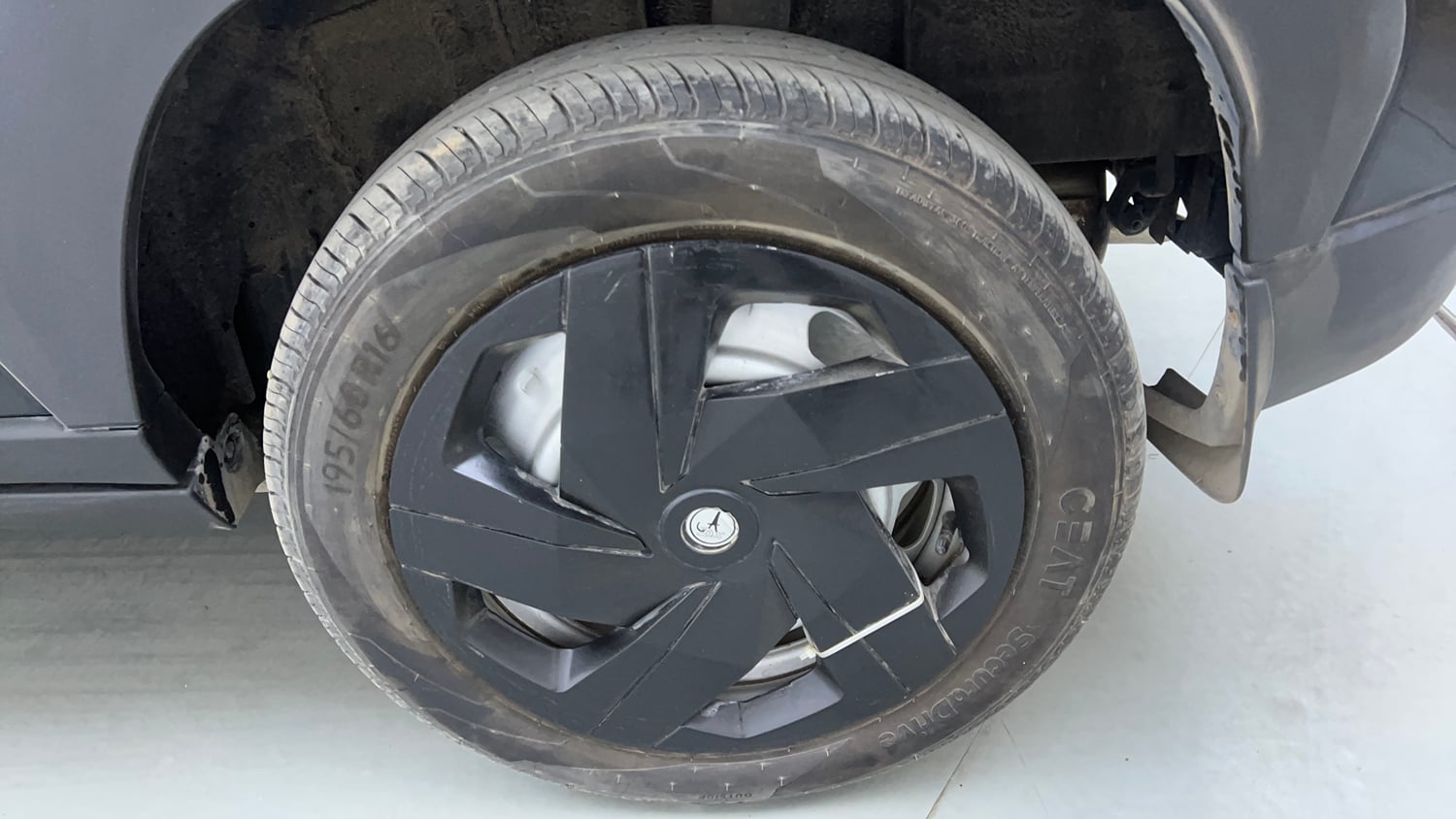 Used 2024 Nissan Magnite XE AMT Petrol Automatic tyres LEFT REAR TYRE RIM VIEW