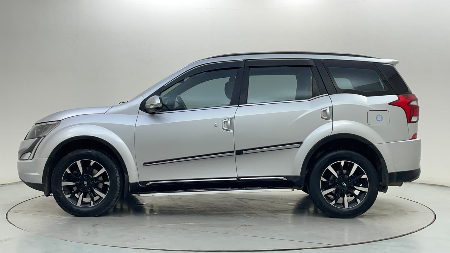 Used 2018 Mahindra XUV500 W11 AT Diesel Automatic exterior LEFT SIDE VIEW
