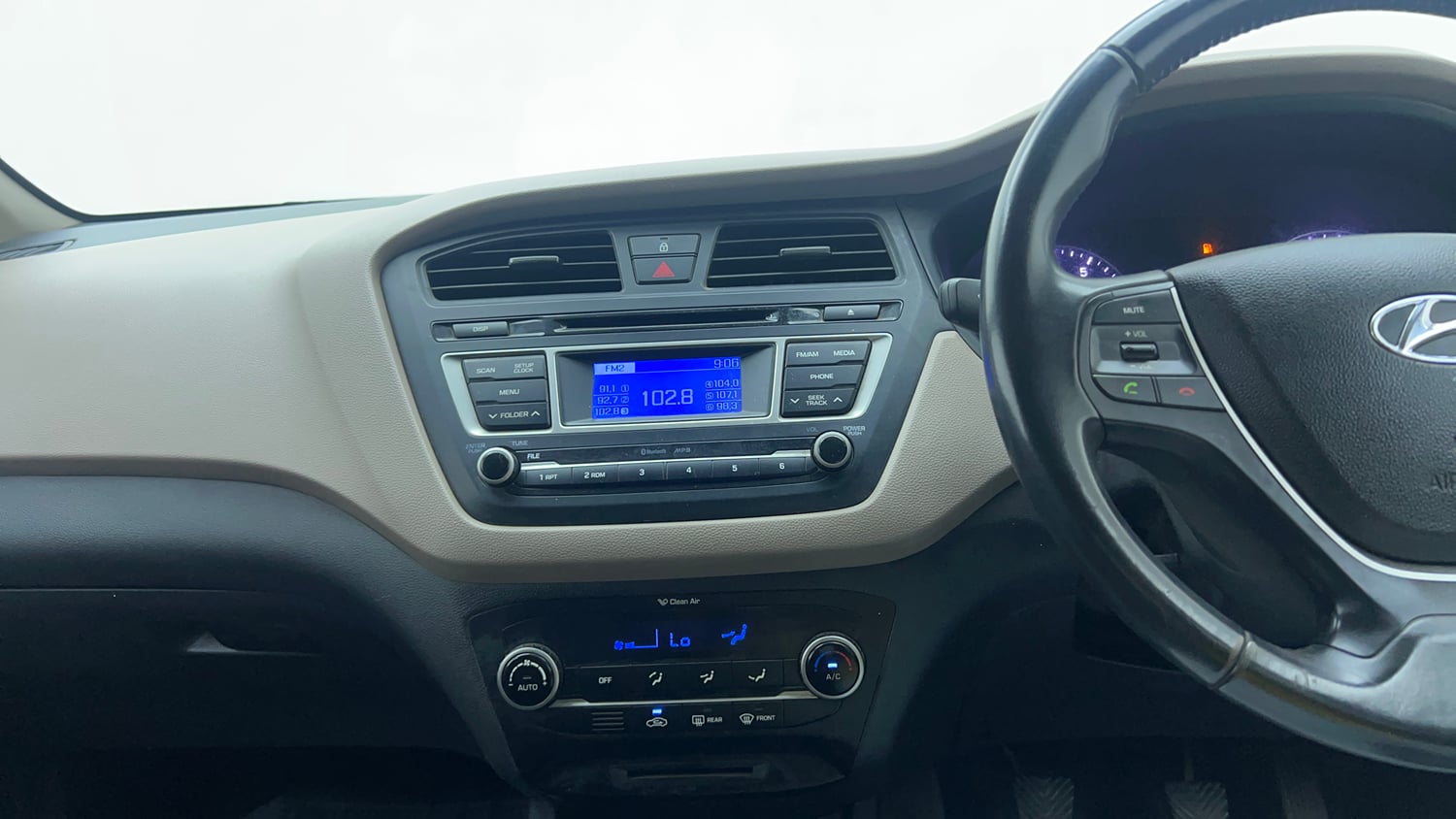 Used 2015 Hyundai Elite i20 Sportz 1.2 Petrol Manual top_features Integrated (in-dash) music system
