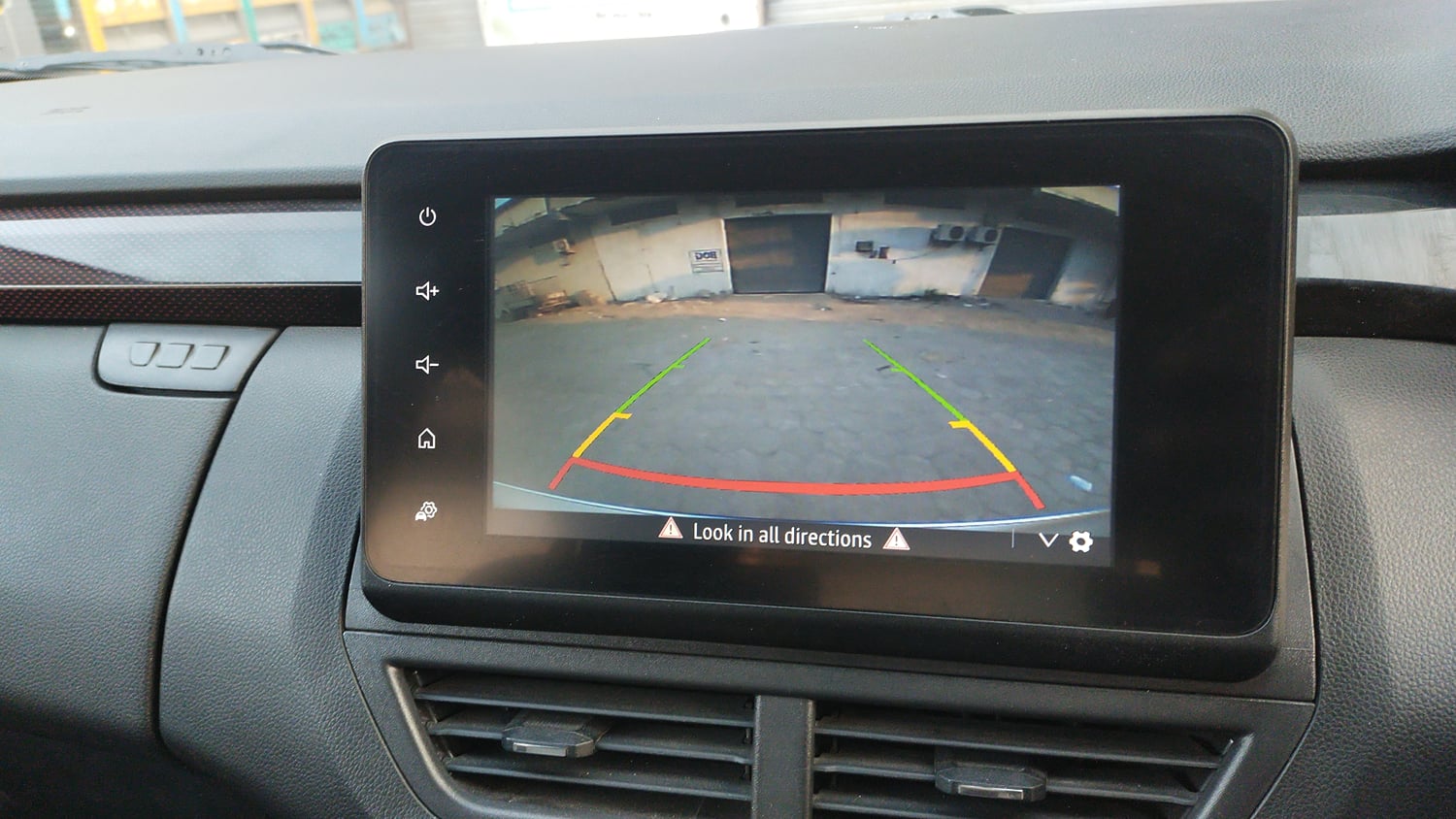Used 2022 Renault Kiger RXZ Turbo CVT Dual Tone Petrol Automatic top_features Rear camera