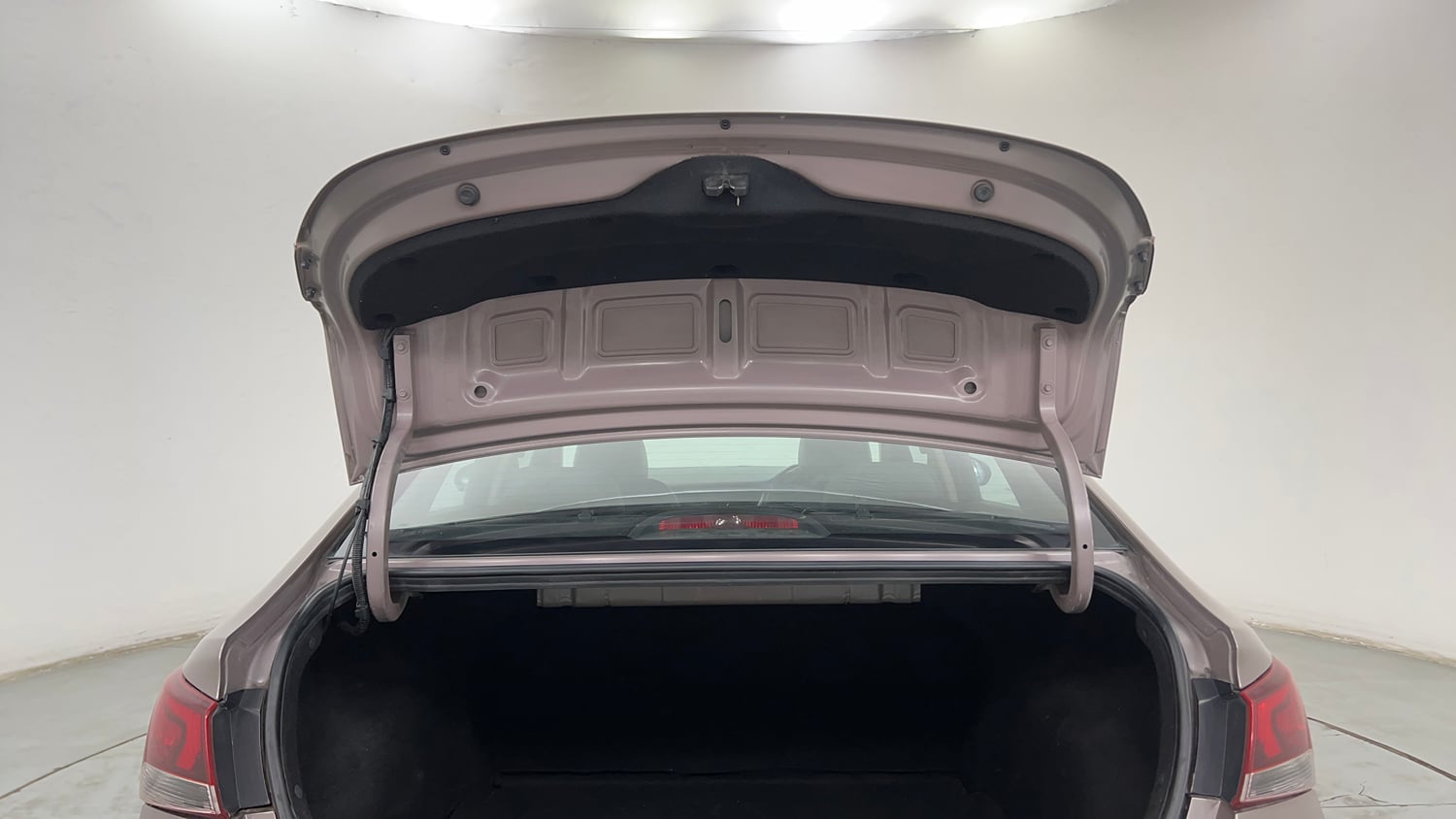 Used 2019 Hyundai Verna SX (O) 1.6 CRDi  AT Diesel Automatic interior DICKY DOOR OPEN VIEW