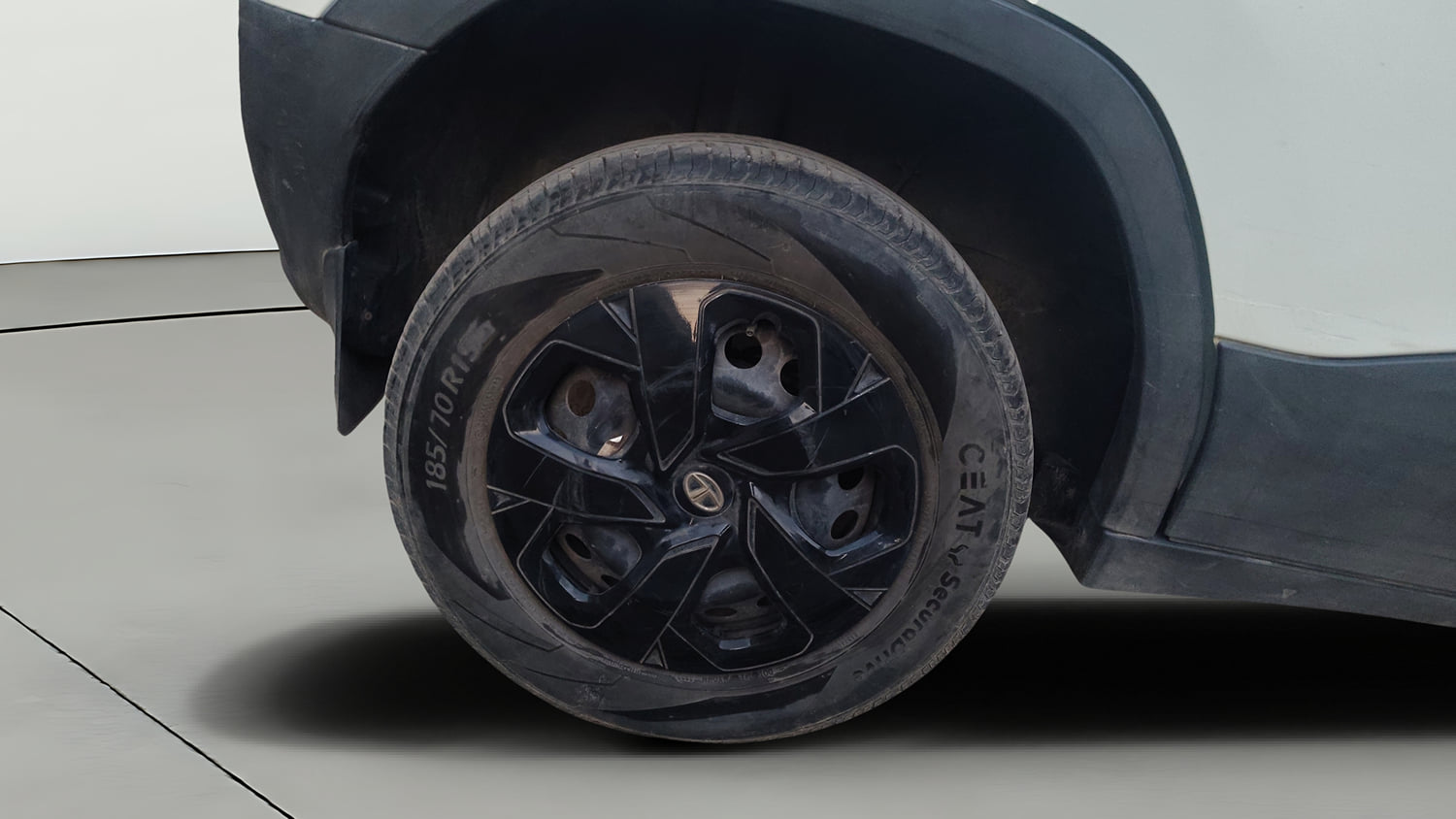 Used 2022 Tata Punch Pure MT Petrol Manual tyres RIGHT REAR TYRE RIM VIEW