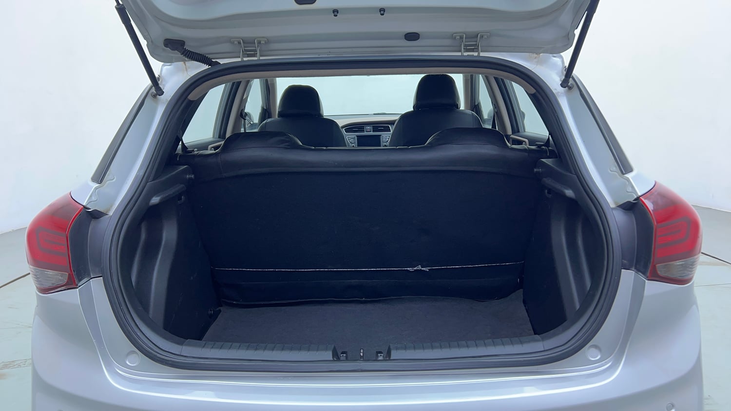 Used 2018 Hyundai Elite i20 Asta 1.2 Petrol Manual interior DICKY INSIDE VIEW