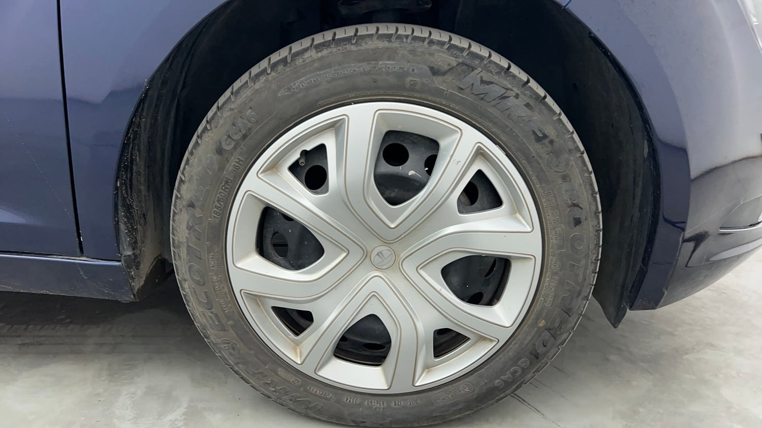 Used 2024 Tata Altroz XTA Petrol Petrol Automatic tyres RIGHT FRONT TYRE RIM VIEW