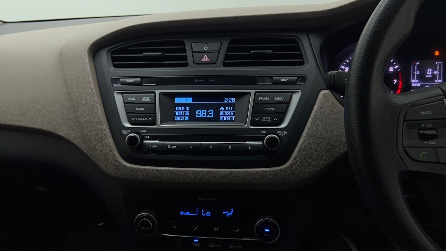Used 2017 Hyundai Elite i20 Sportz 1.2 Petrol Manual top_features Integrated (in-dash) music system