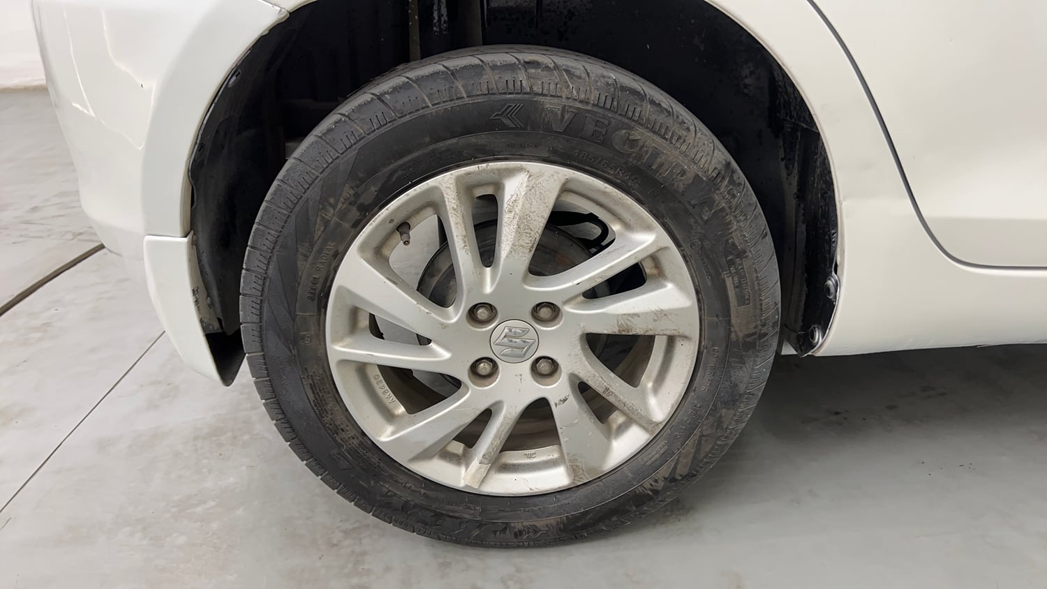 Used 2014 Maruti Suzuki Swift ZXi Petrol Manual tyres RIGHT REAR TYRE RIM VIEW