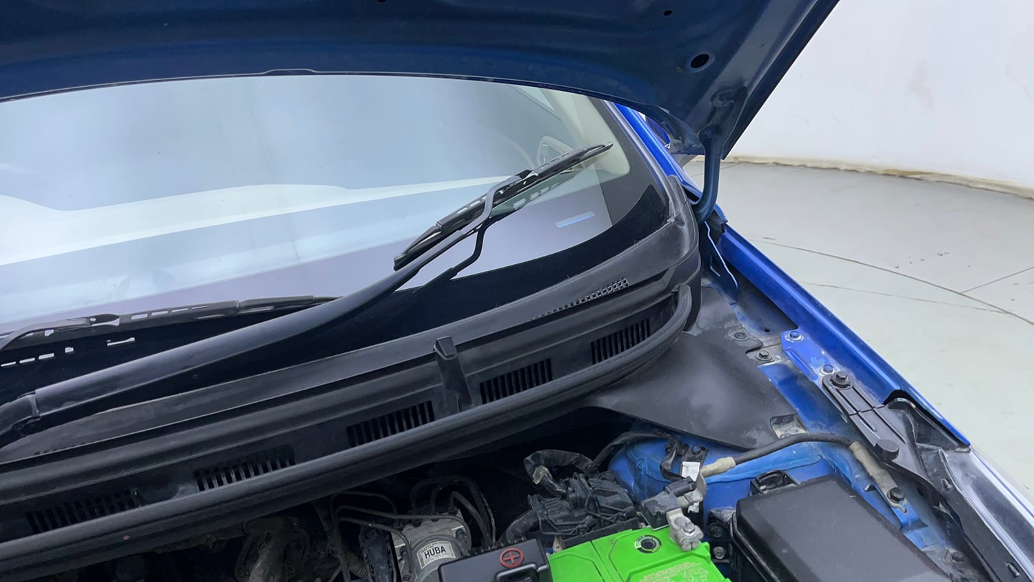 Used 2017 Hyundai Elite i20 Sportz 1.2 Petrol Manual engine ENGINE LEFT SIDE HINGE & APRON VIEW