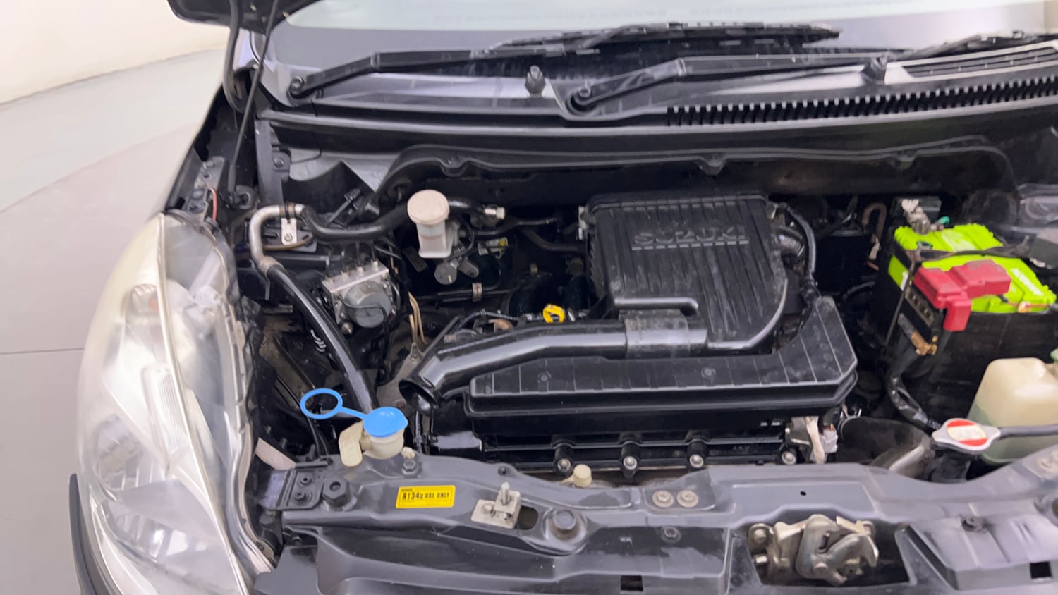 Used 2017 Maruti Suzuki Ertiga VXI Petrol Manual engine ENGINE RIGHT SIDE HINGE & APRON VIEW