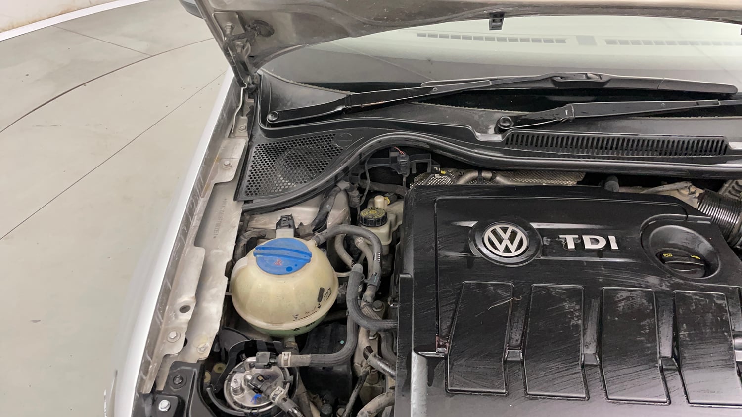 Used 2015 Volkswagen Vento Highline Diesel Diesel Manual engine ENGINE RIGHT SIDE HINGE & APRON VIEW