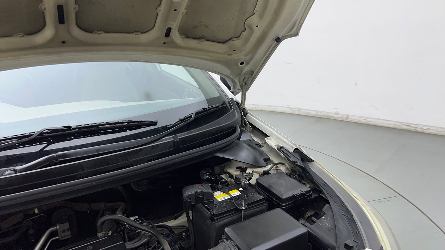 Used 2014 Hyundai Elite i20 Era 1.2 Petrol Manual engine ENGINE LEFT SIDE HINGE & APRON VIEW