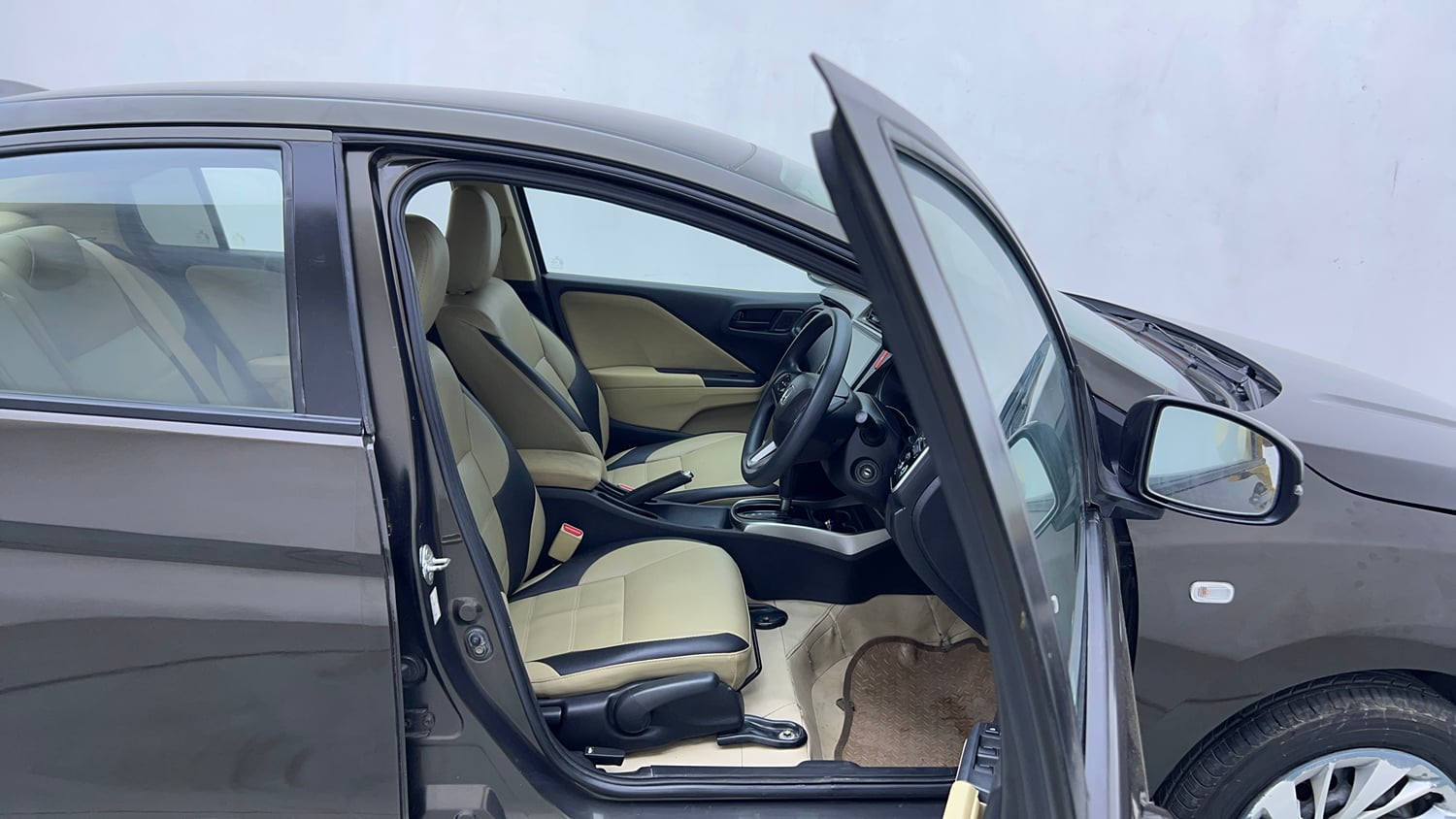 Used 2015 Honda City SV CVT Petrol Automatic interior RIGHT SIDE FRONT DOOR CABIN VIEW