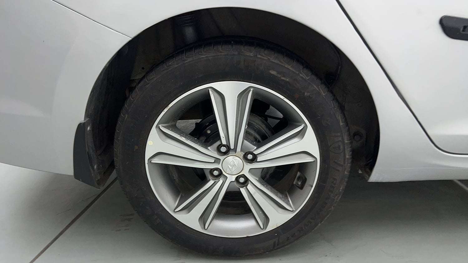 Used 2018 Hyundai Verna SX 1.6 VTVT Petrol Manual tyres RIGHT REAR TYRE RIM VIEW