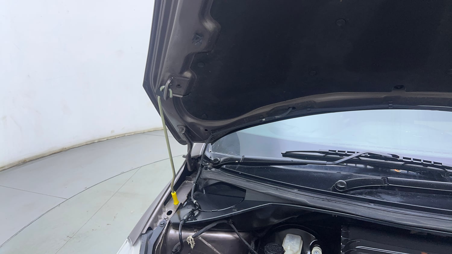 Used 2016 Tata Tiago Revotron XM Petrol Manual engine ENGINE RIGHT SIDE HINGE & APRON VIEW