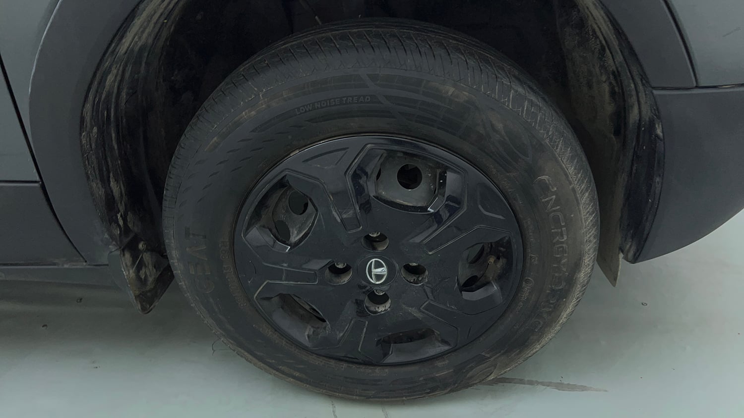 Used 2025 Tata Punch Pure MT Petrol Manual tyres RIGHT FRONT TYRE RIM VIEW