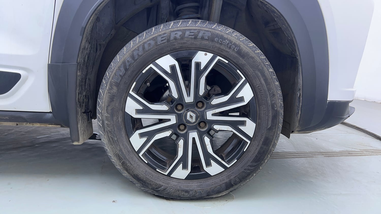 Used 2022 Renault Kiger RXT (O) AMT Petrol Automatic tyres RIGHT FRONT TYRE RIM VIEW