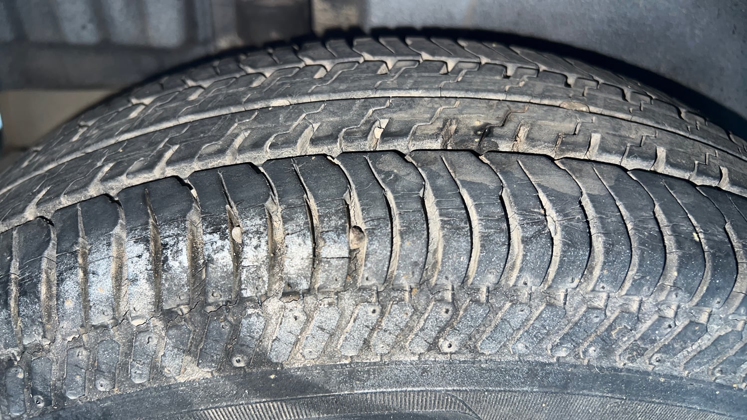 Used 2012 Maruti Suzuki Swift VXi Petrol Manual tyres RIGHT REAR TYRE TREAD VIEW