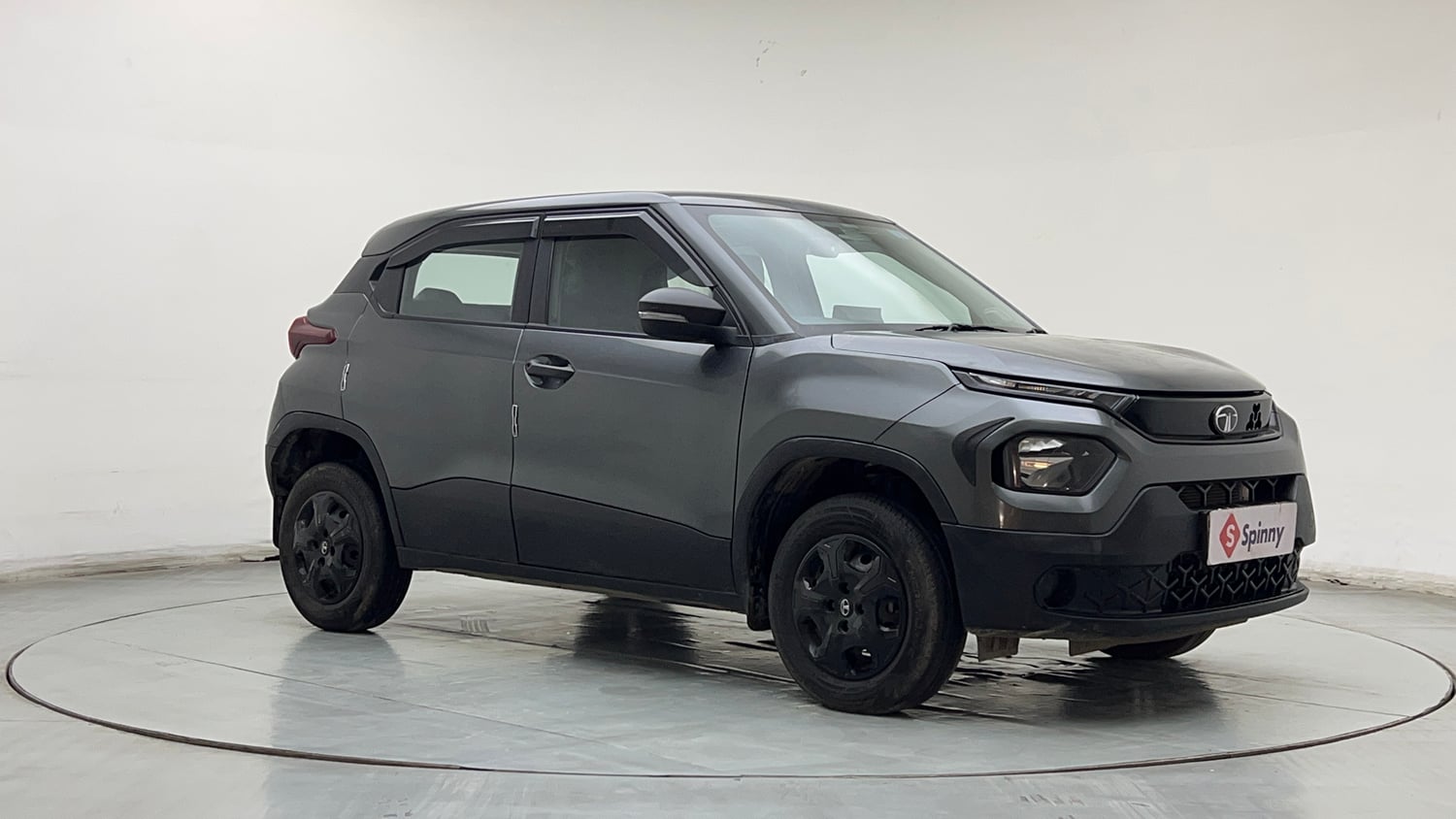 Used 2025 Tata Punch Pure MT Petrol Manual exterior RIGHT FRONT CORNER VIEW