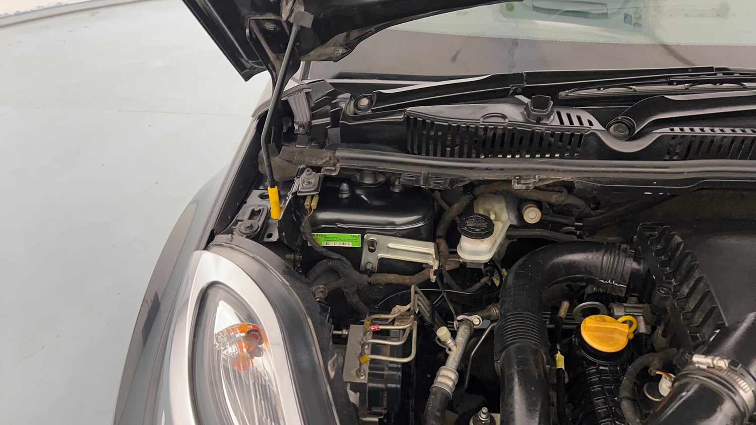 Used 2018 Tata Nexon XZ Plus Petrol Manual engine ENGINE RIGHT SIDE HINGE & APRON VIEW