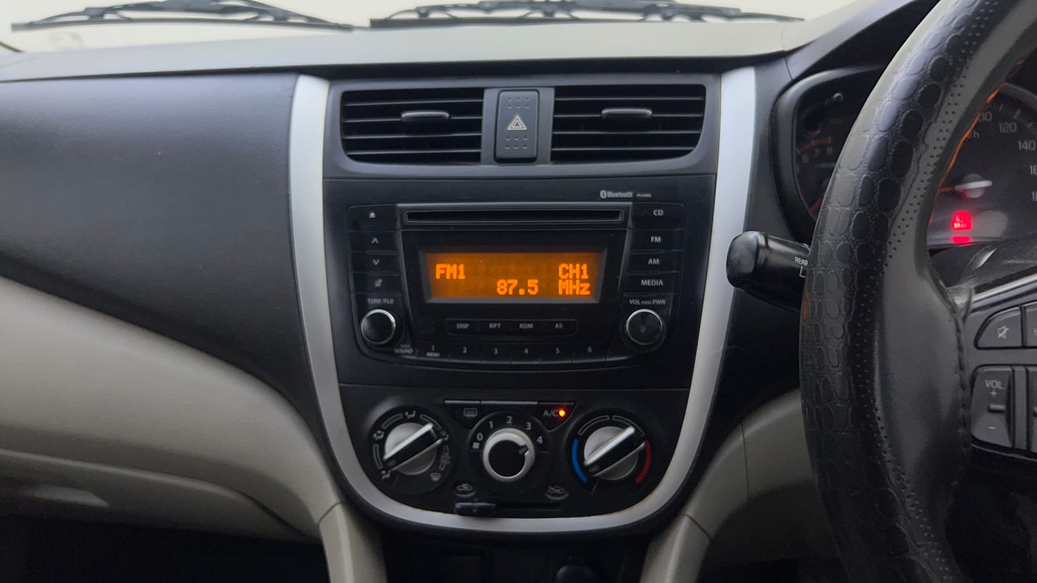 Used 2015 Maruti Suzuki Celerio ZXi AMT Petrol Automatic top_features Integrated (in-dash) music system