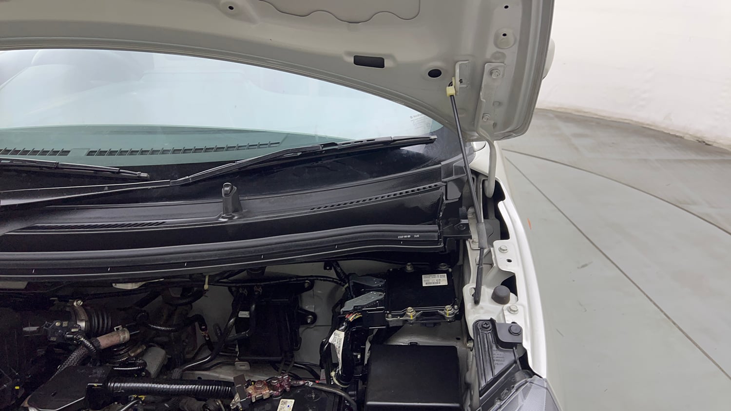 Used 2023 Maruti Suzuki Wagon R VXI 1.0 Petrol Manual engine ENGINE LEFT SIDE HINGE & APRON VIEW