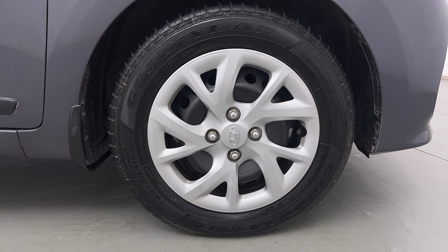Used 2018 Hyundai Grand i10 Sportz (O) U2 1.2 CRDi Diesel Manual tyres RIGHT FRONT TYRE RIM VIEW