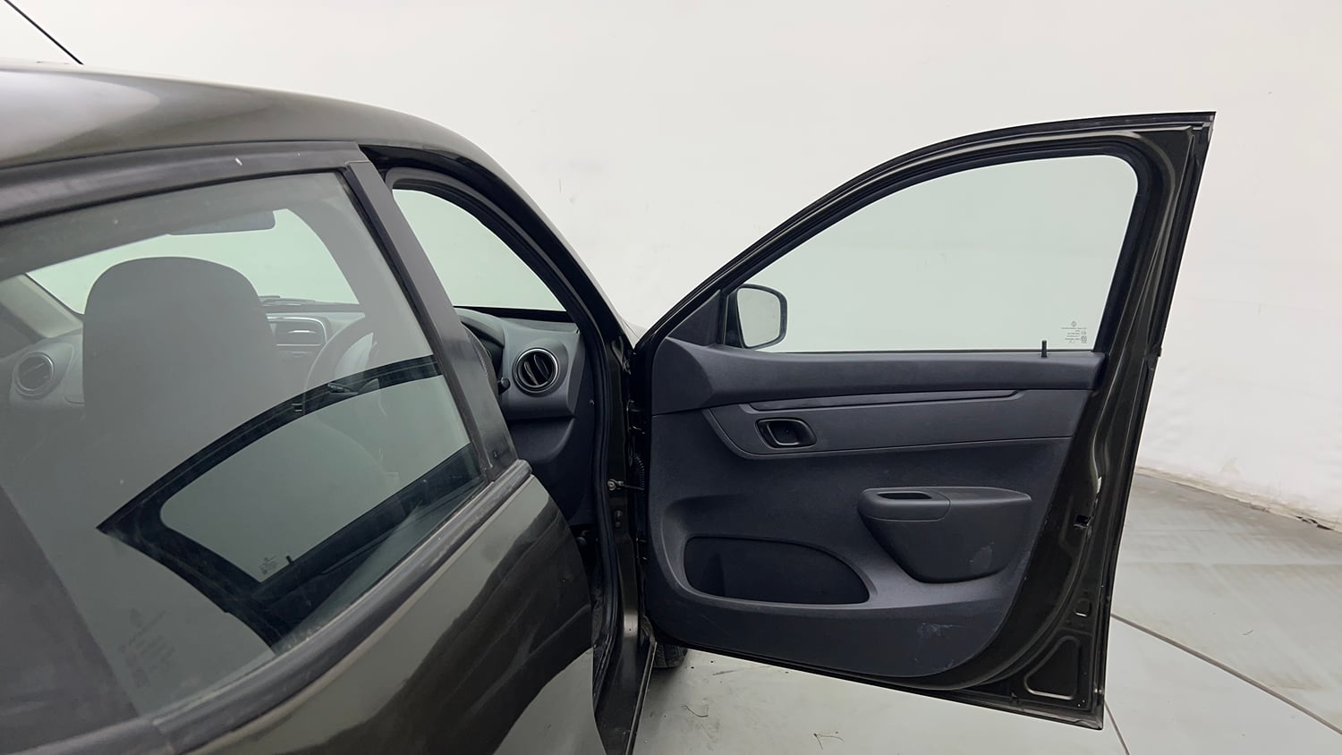 Used 2016 Renault Kwid RXT CNG (Outside Fitted) Cng Manual interior RIGHT FRONT DOOR OPEN VIEW