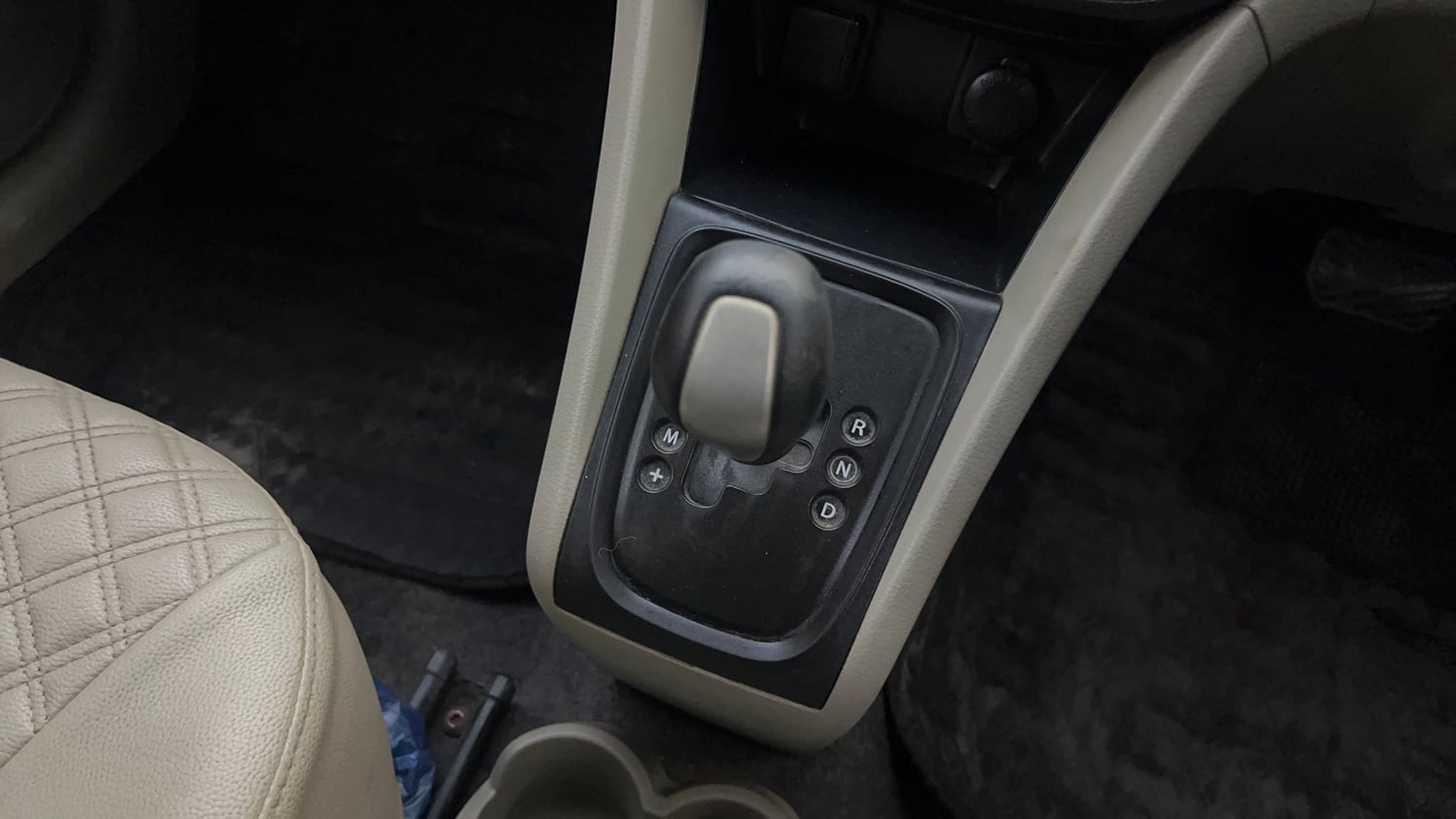 Used 2015 Maruti Suzuki Celerio ZXi AMT Petrol Automatic interior GEAR  KNOB VIEW