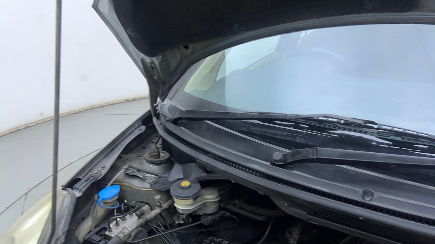 Used 2016 Honda Amaze 1.2 SX i-VTEC Petrol Manual engine ENGINE RIGHT SIDE HINGE & APRON VIEW
