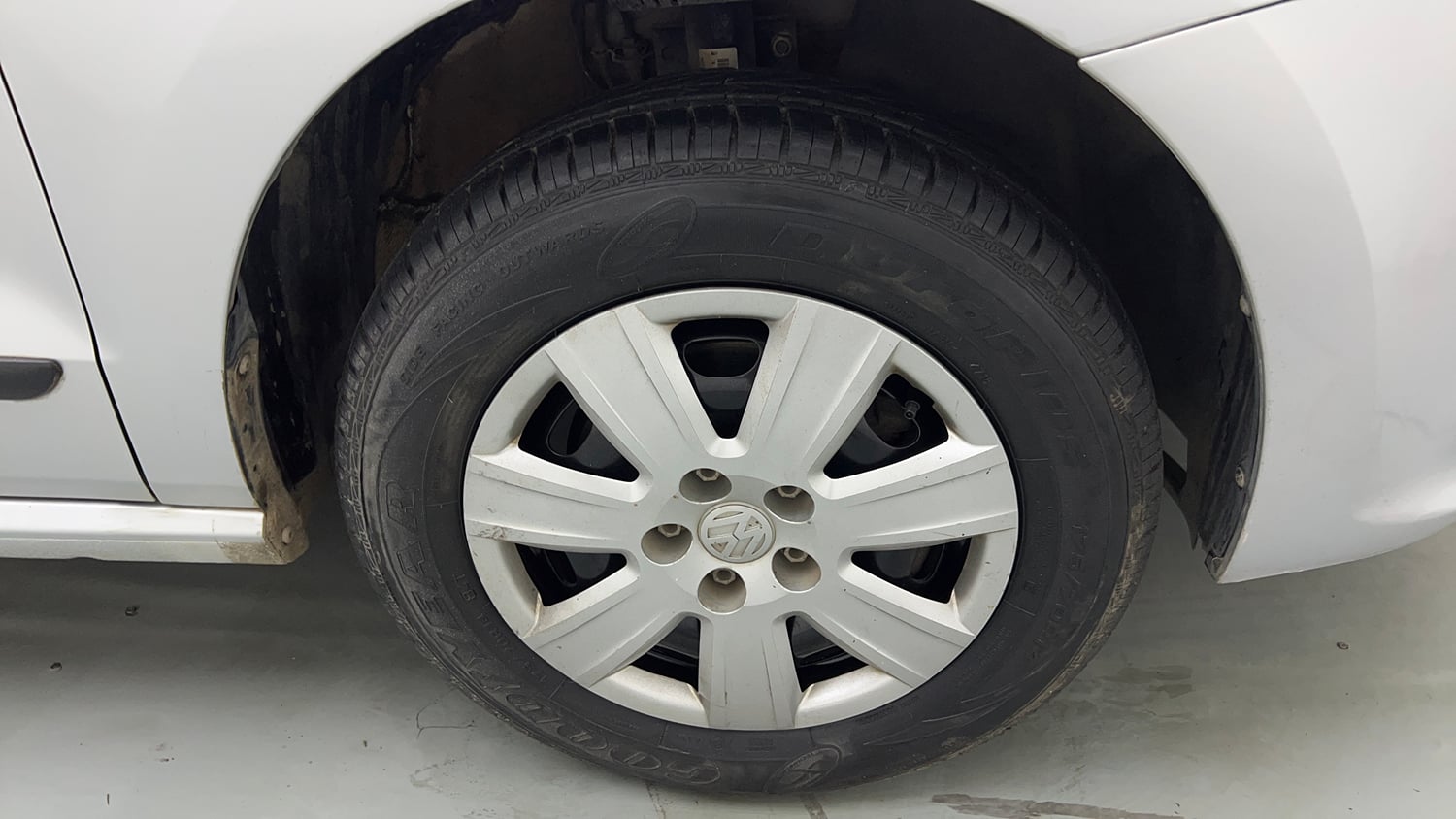 Used 2017 Volkswagen Polo Trendline 1.2L (P) Petrol Manual tyres RIGHT FRONT TYRE RIM VIEW