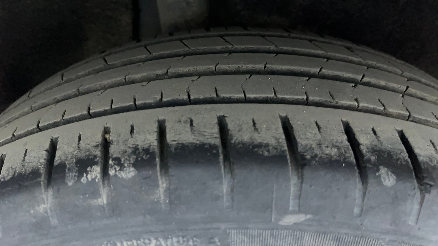 Used 2016 Maruti Suzuki Baleno Alpha 1.2 Petrol Manual tyres RIGHT REAR TYRE TREAD VIEW