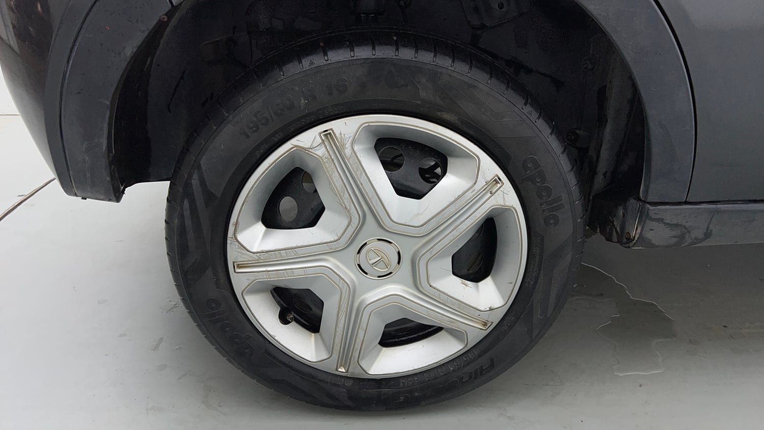 Used 2019 Tata Nexon XM Petrol Manual tyres RIGHT REAR TYRE RIM VIEW
