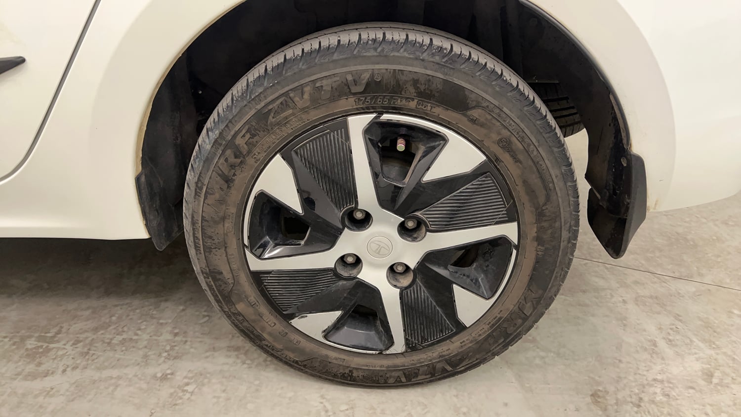 Used 2025 Tata Tigor XZA Plus iCNG Cng Automatic tyres LEFT REAR TYRE RIM VIEW