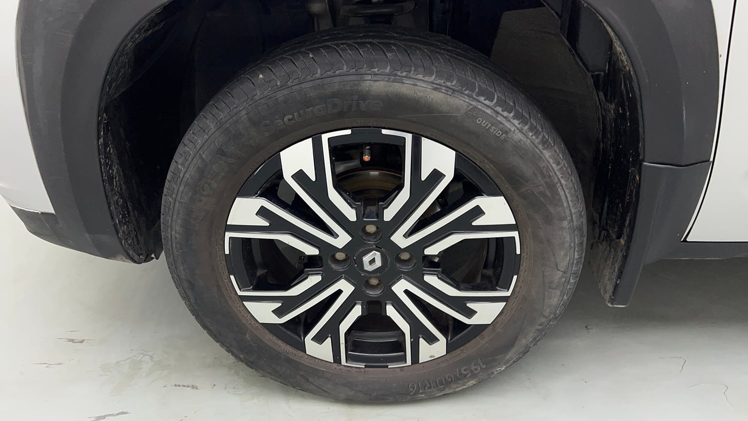 Used 2022 Renault Kiger RXT (O) MT Petrol Manual tyres LEFT FRONT TYRE RIM VIEW