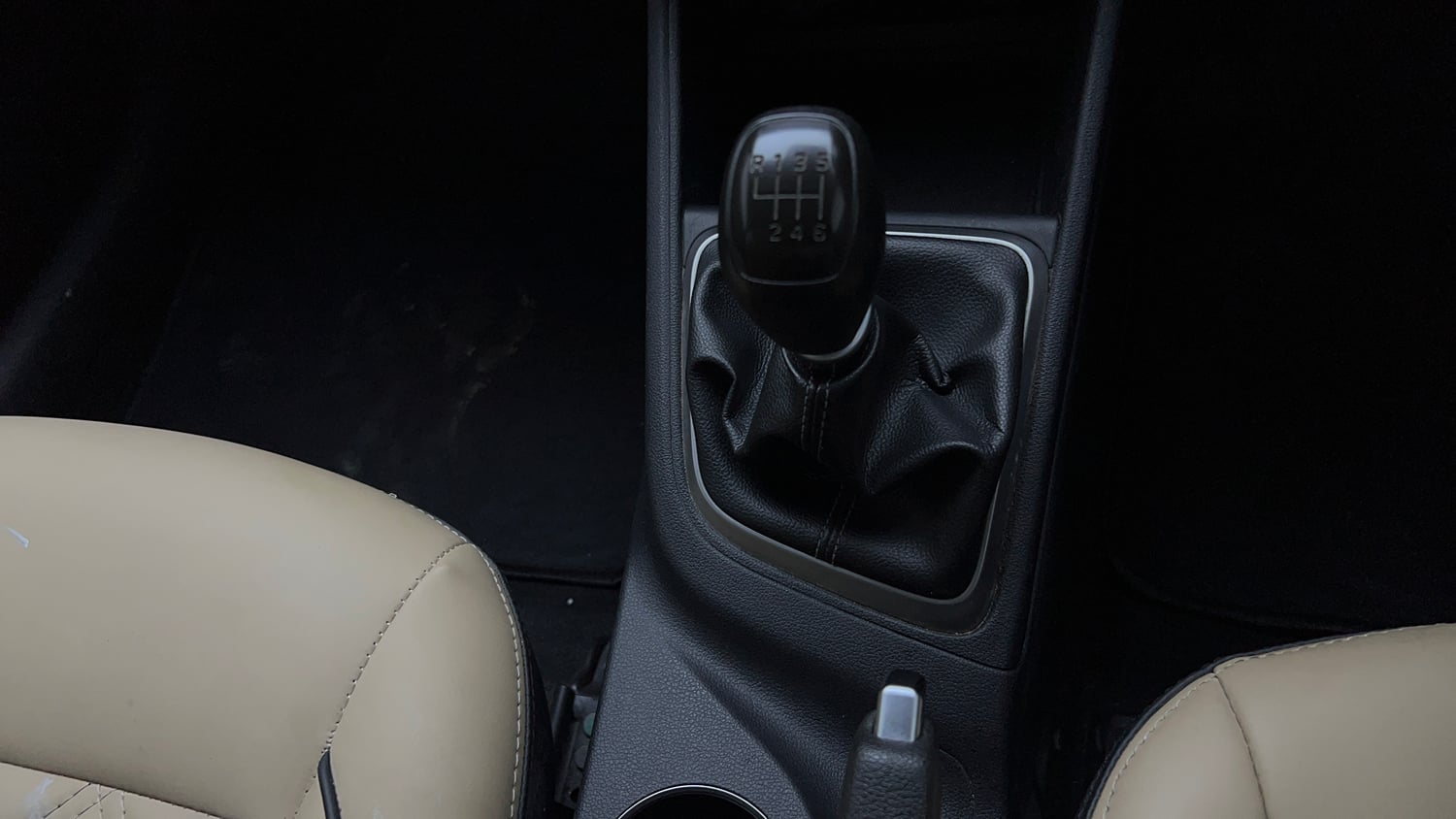 Used 2018 Hyundai Verna SX 1.6 VTVT Petrol Manual interior GEAR  KNOB VIEW