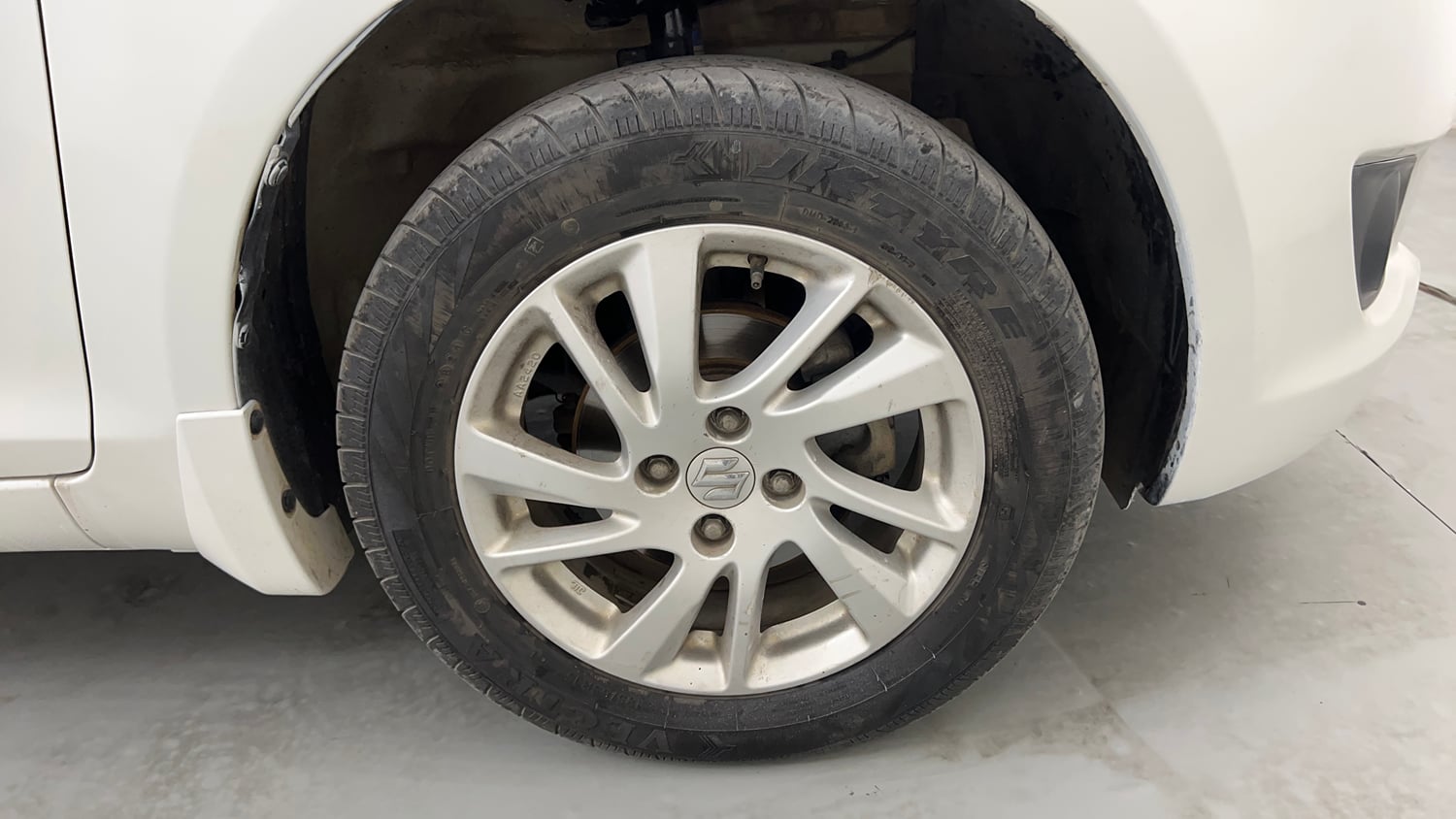 Used 2014 Maruti Suzuki Swift ZXi Petrol Manual tyres RIGHT FRONT TYRE RIM VIEW