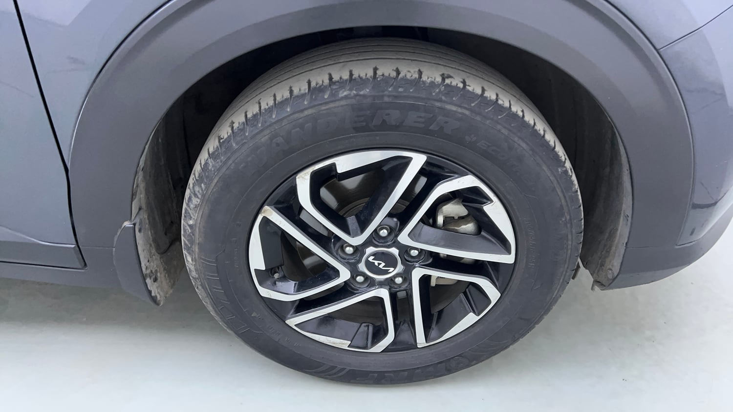Used 2023 Kia Carens Prestige Plus 1.4 Petrol MT 7 STR Petrol Manual tyres RIGHT FRONT TYRE RIM VIEW