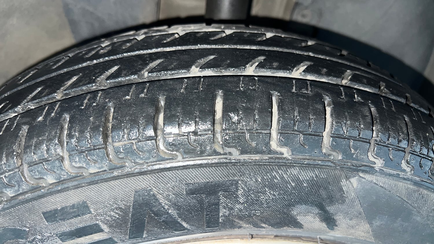 Used 2016 Renault Kwid RXT CNG (Outside Fitted) Cng Manual tyres RIGHT FRONT TYRE TREAD VIEW