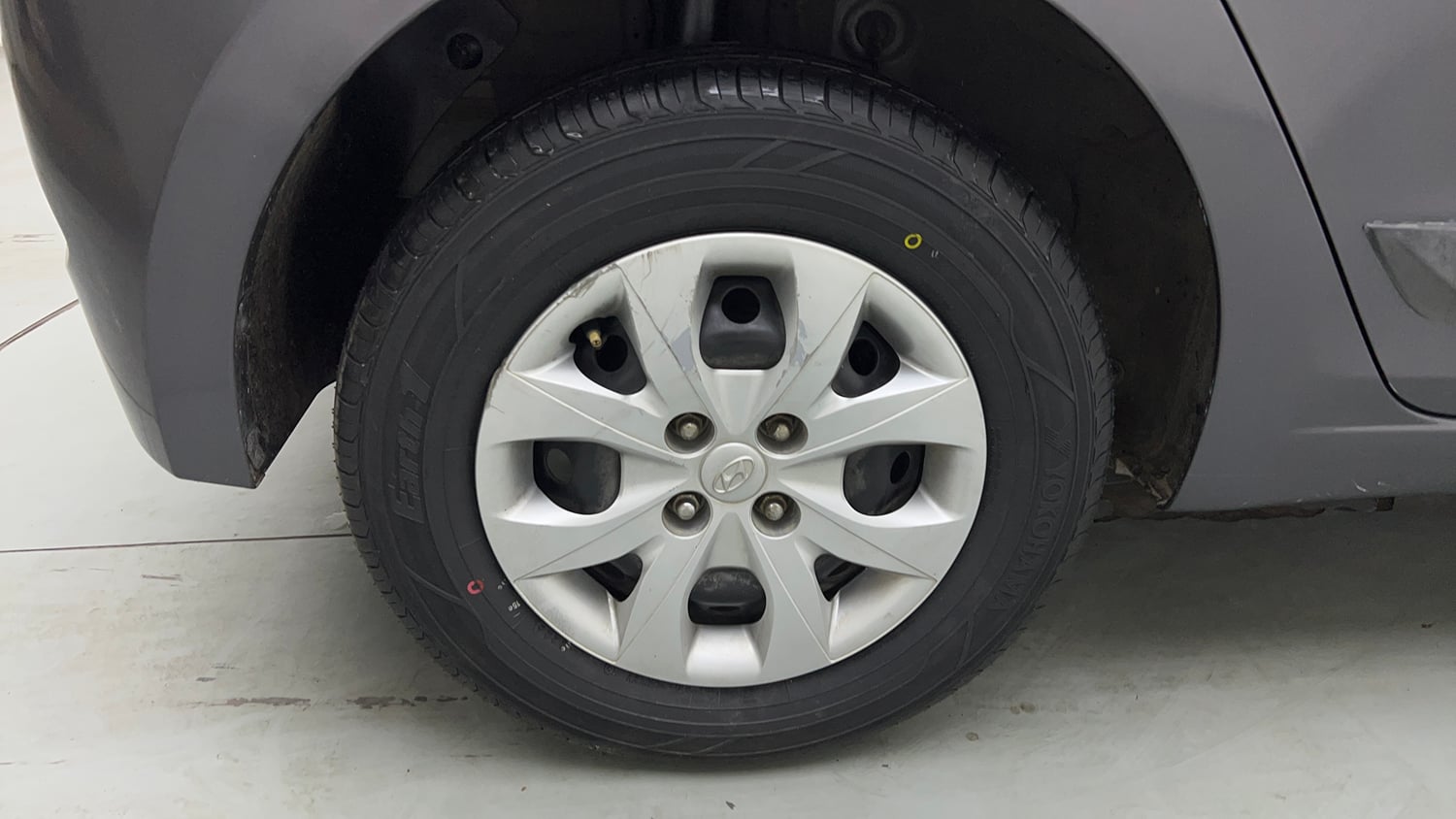 Used 2017 Hyundai Elite i20 Sportz 1.2 Petrol Manual tyres RIGHT REAR TYRE RIM VIEW
