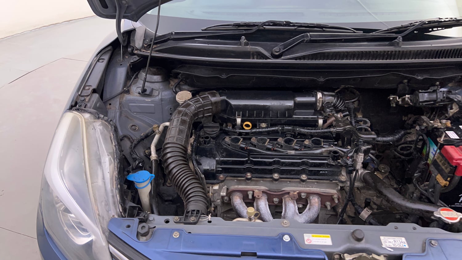 Used 2016 Maruti Suzuki Baleno Alpha 1.2 Petrol Manual engine ENGINE RIGHT SIDE HINGE & APRON VIEW