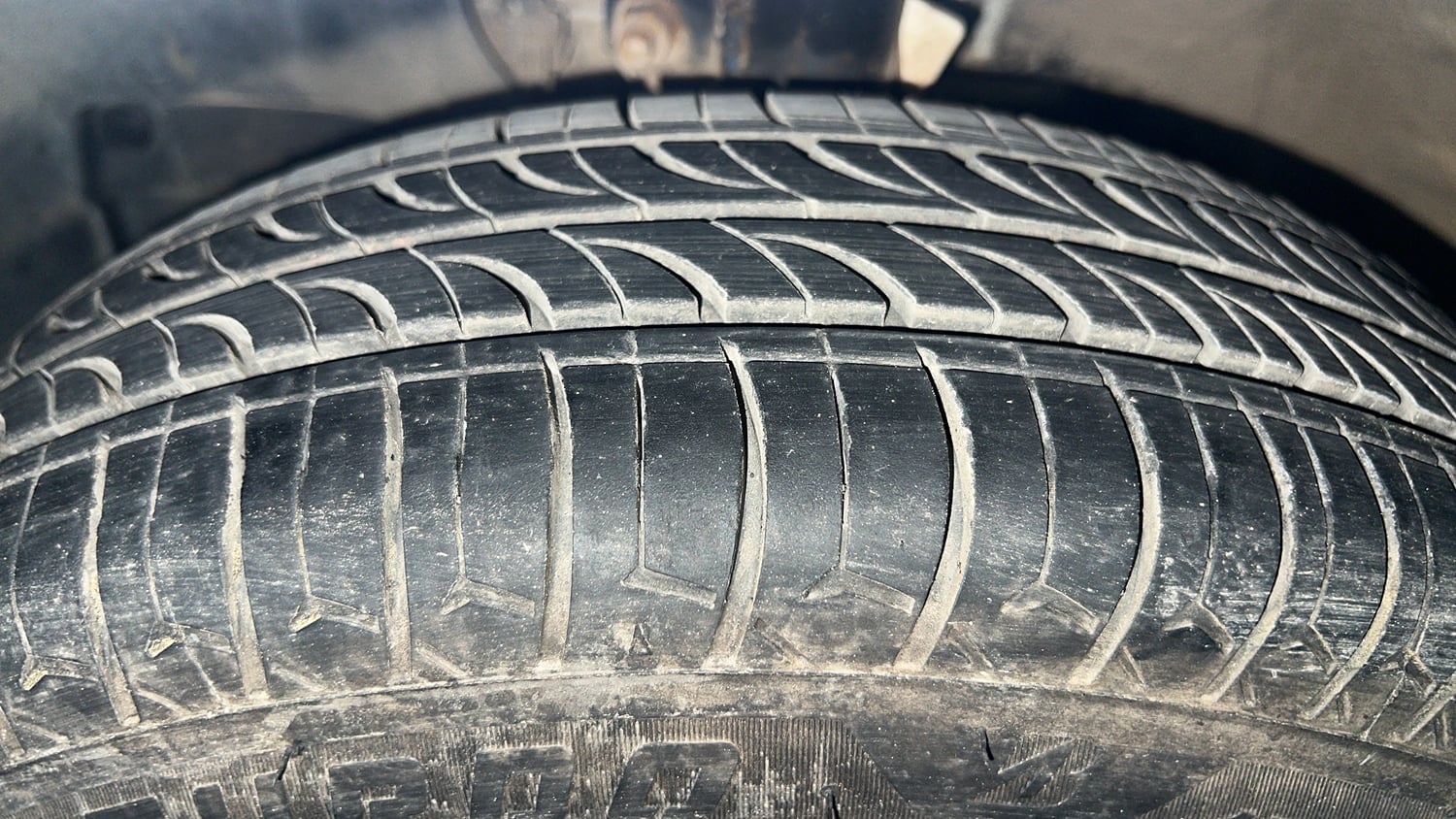 Used 2022 Maruti Suzuki Wagon R LXi (O) 1.0 CNG Cng Manual tyres LEFT FRONT TYRE TREAD VIEW