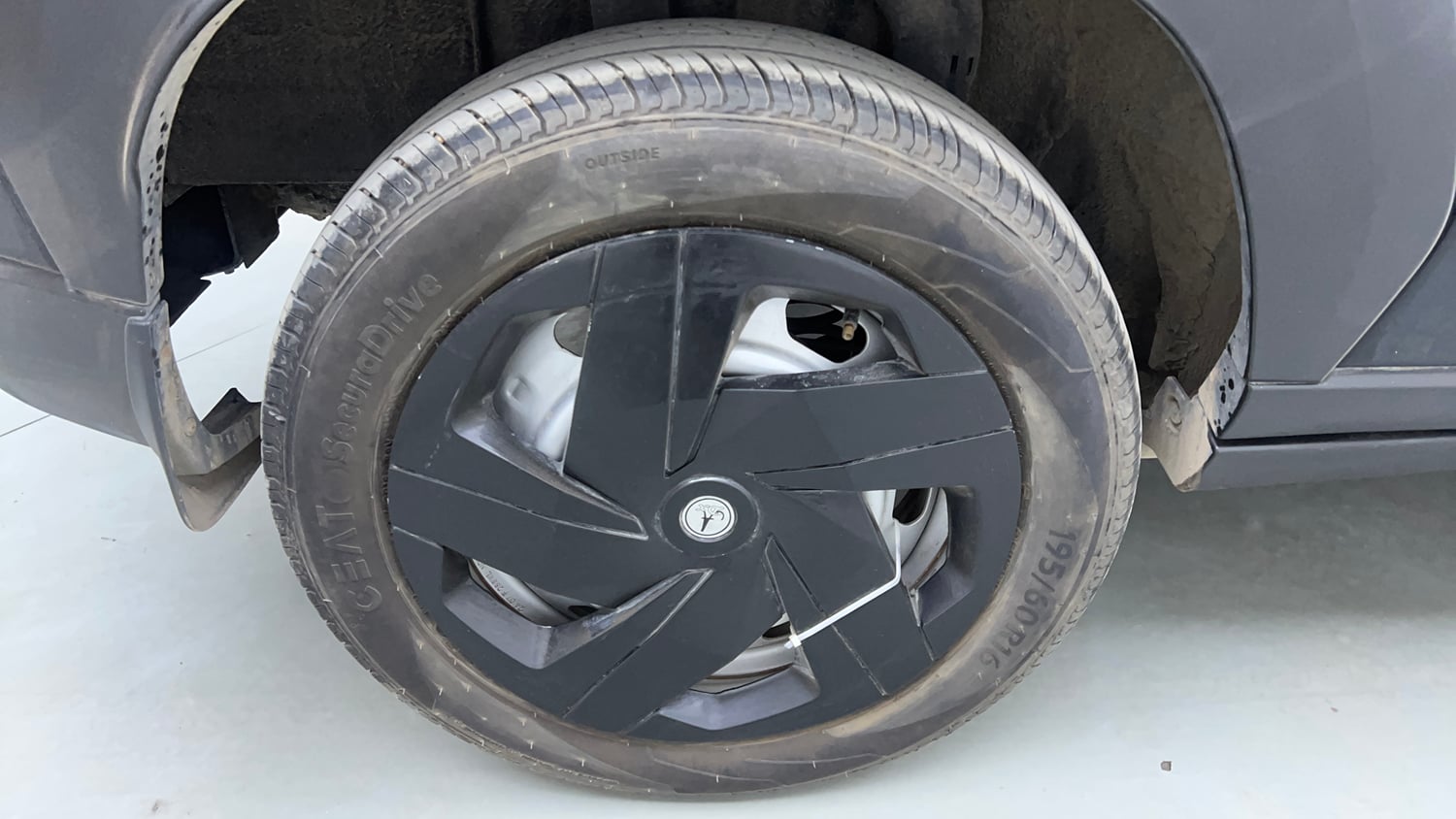 Used 2024 Nissan Magnite XE AMT Petrol Automatic tyres RIGHT REAR TYRE RIM VIEW