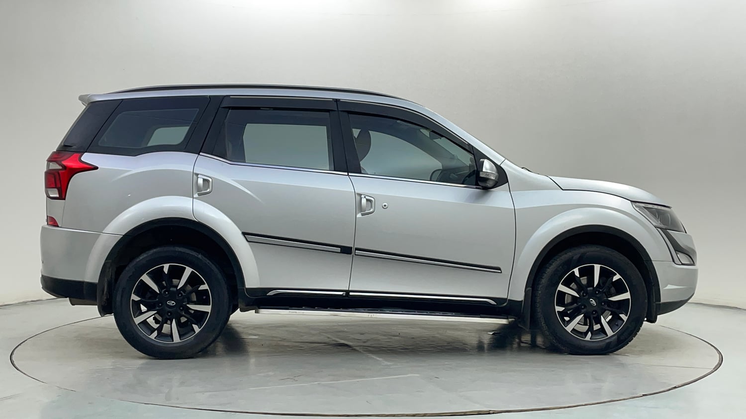 Used 2018 Mahindra XUV500 W11 AT Diesel Automatic exterior RIGHT SIDE VIEW