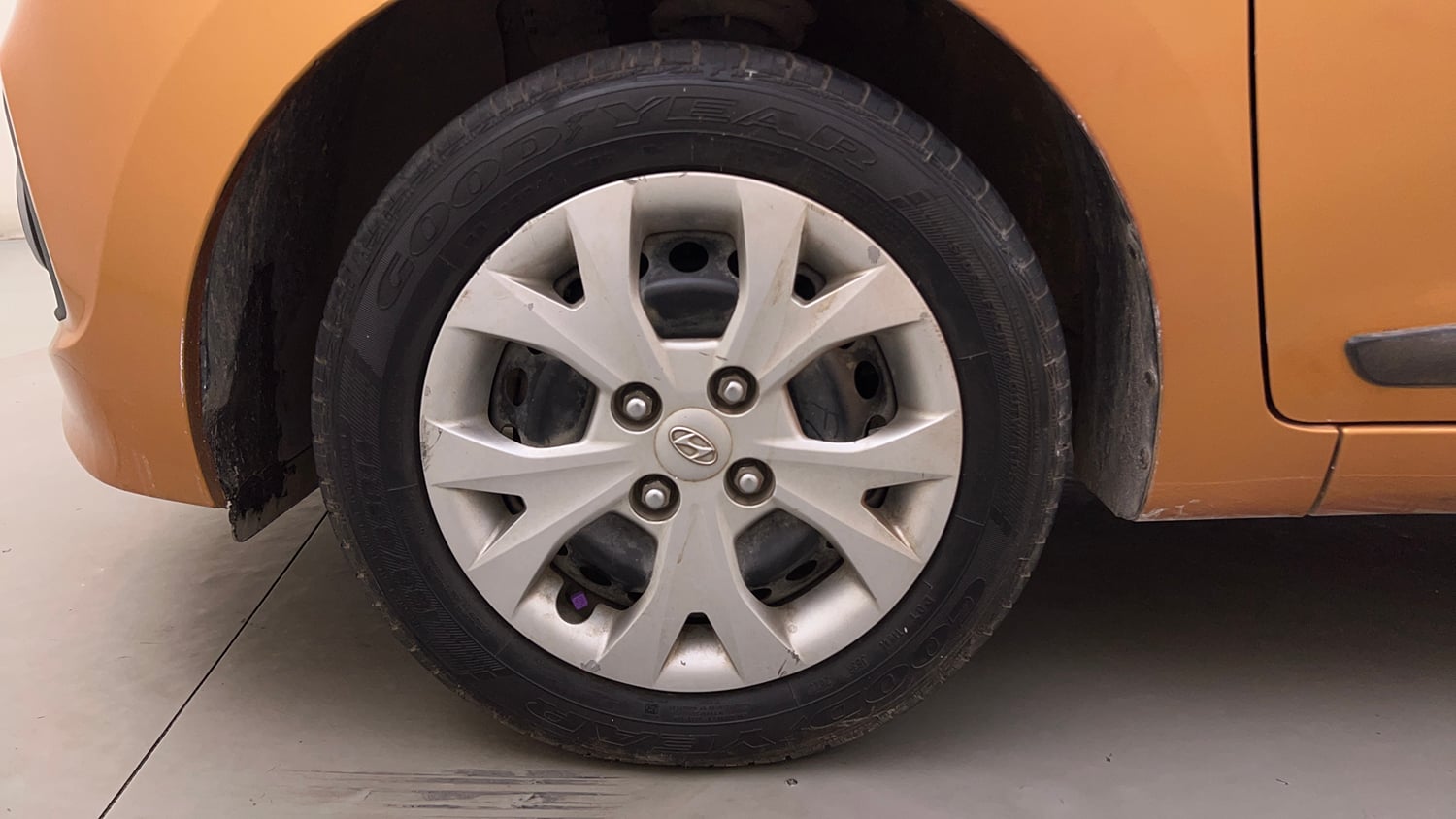 Used 2013 Hyundai Grand i10 Sportz 1.2 Kappa VTVT Petrol Manual tyres LEFT FRONT TYRE RIM VIEW