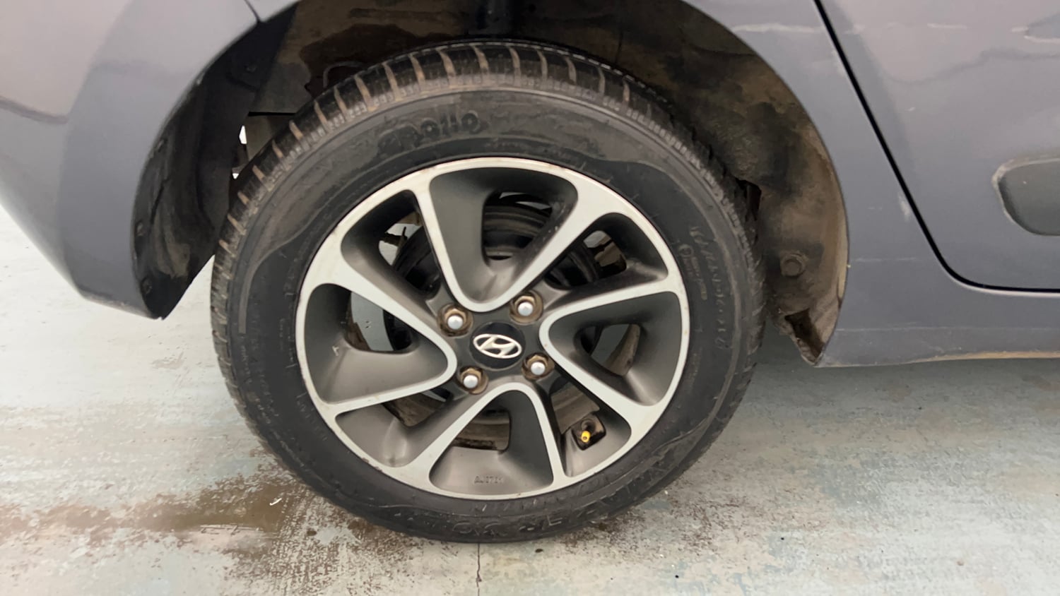 Used 2019 Hyundai Grand i10 Sportz AT 1.2 Kappa VTVT Petrol Automatic tyres RIGHT REAR TYRE RIM VIEW