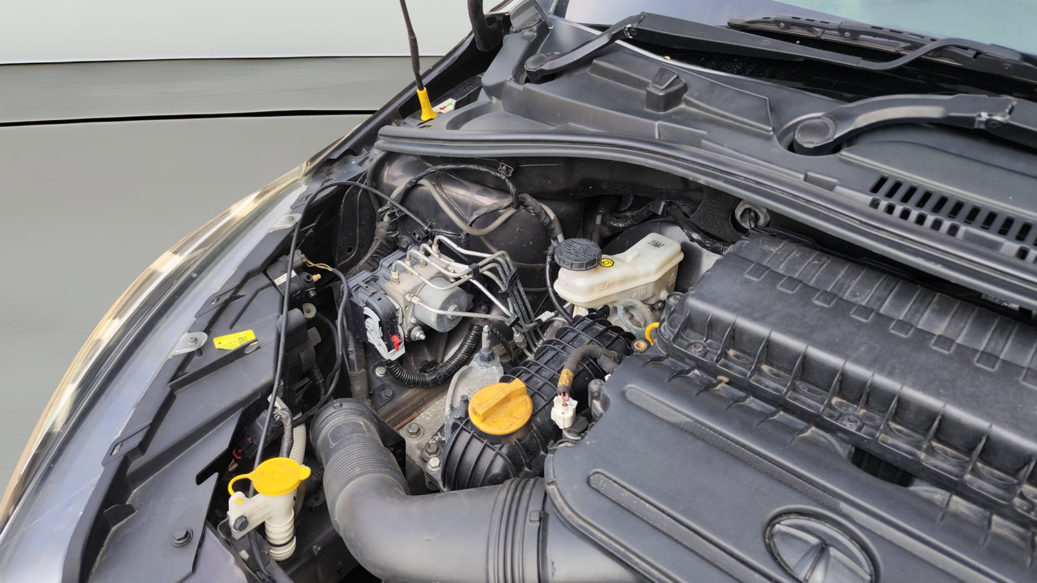 Used 2022 Tata Tiago XZ Plus Petrol Manual engine ENGINE RIGHT SIDE HINGE & APRON VIEW